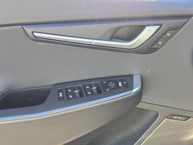 Used 2023 CHARCOAL KIA WIND RWD image 17