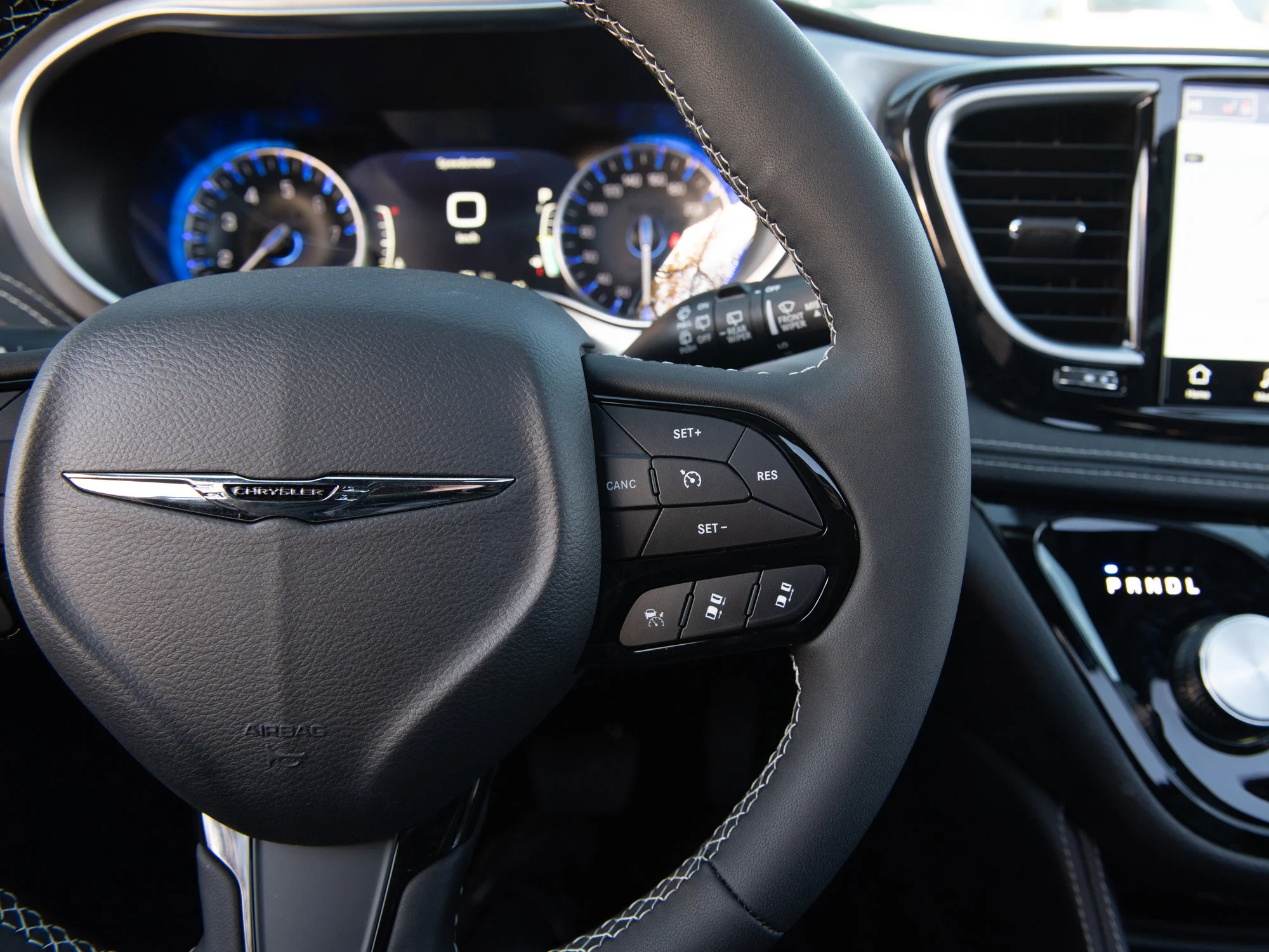 Used 2025 White Chrysler Limited* AWD, Safety Sphere, Panoramic Sunroof, Cooled/Heated Leather image 12