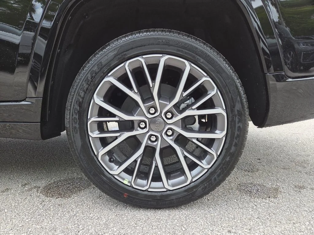 New 2026 Diamond Black Crystal Pearl-Coat Exterior Paint Jeep Summit image 6