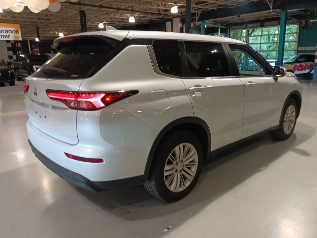 Used 2024  Mitsubishi ES image 11