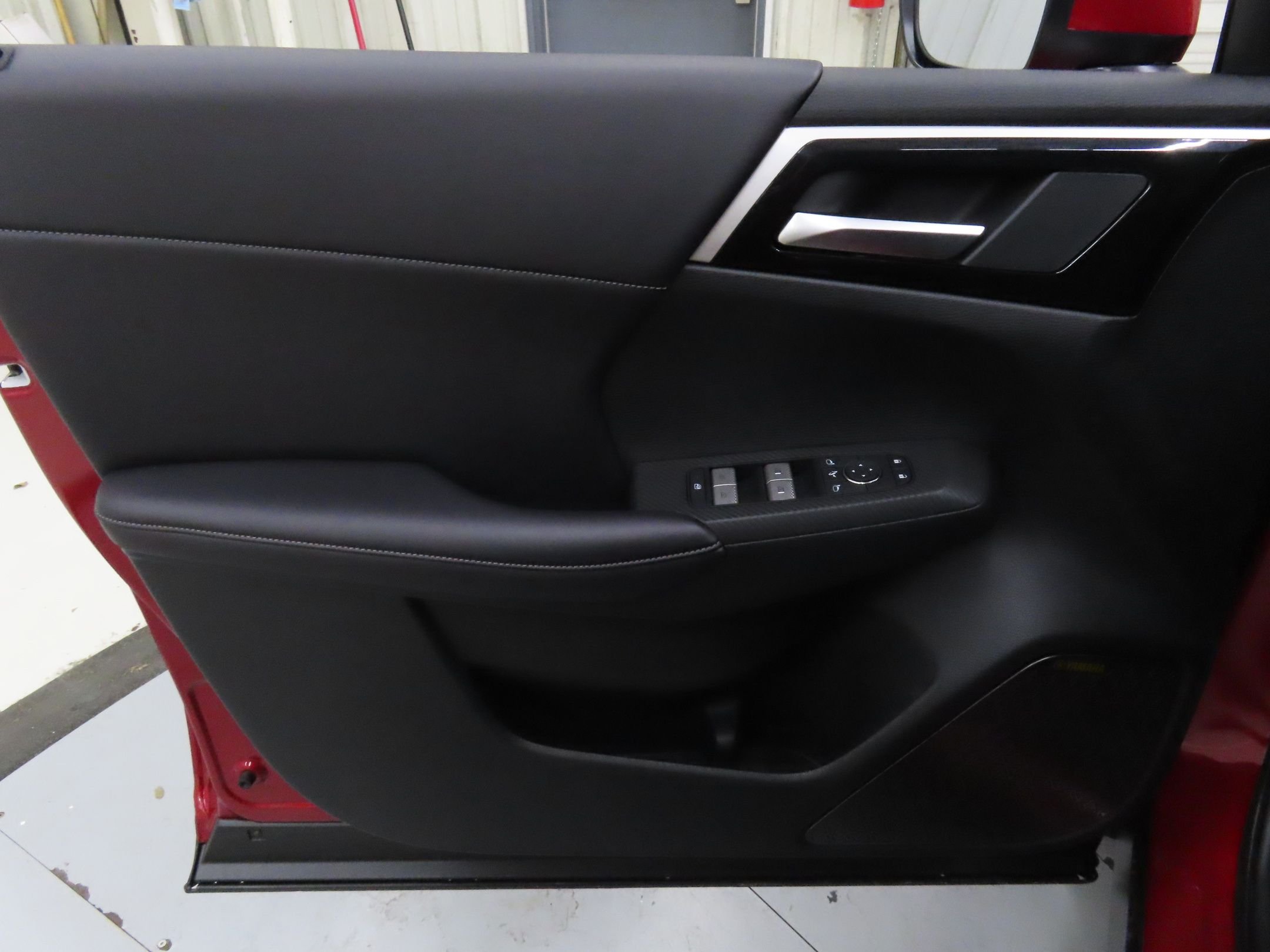 Used 2025 Red Mitsubishi SE image 10