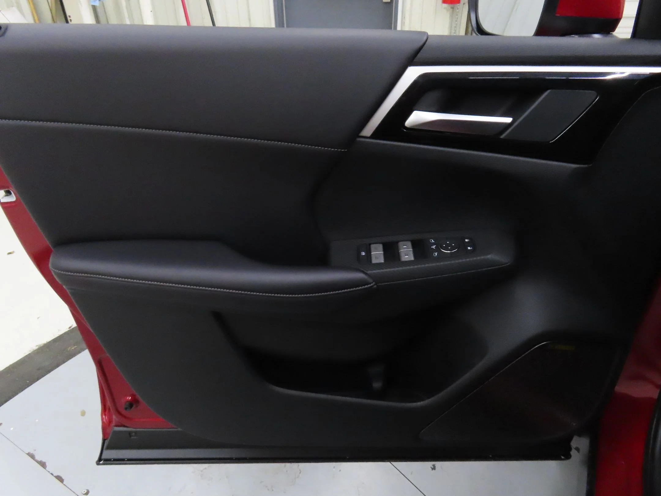 Used 2025 Red Mitsubishi SE image 10