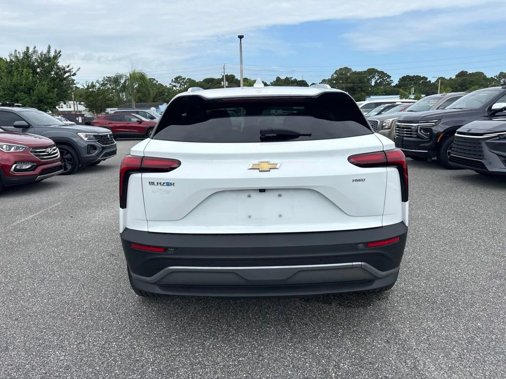 Used 2024 Summit White Chevrolet LT image 3