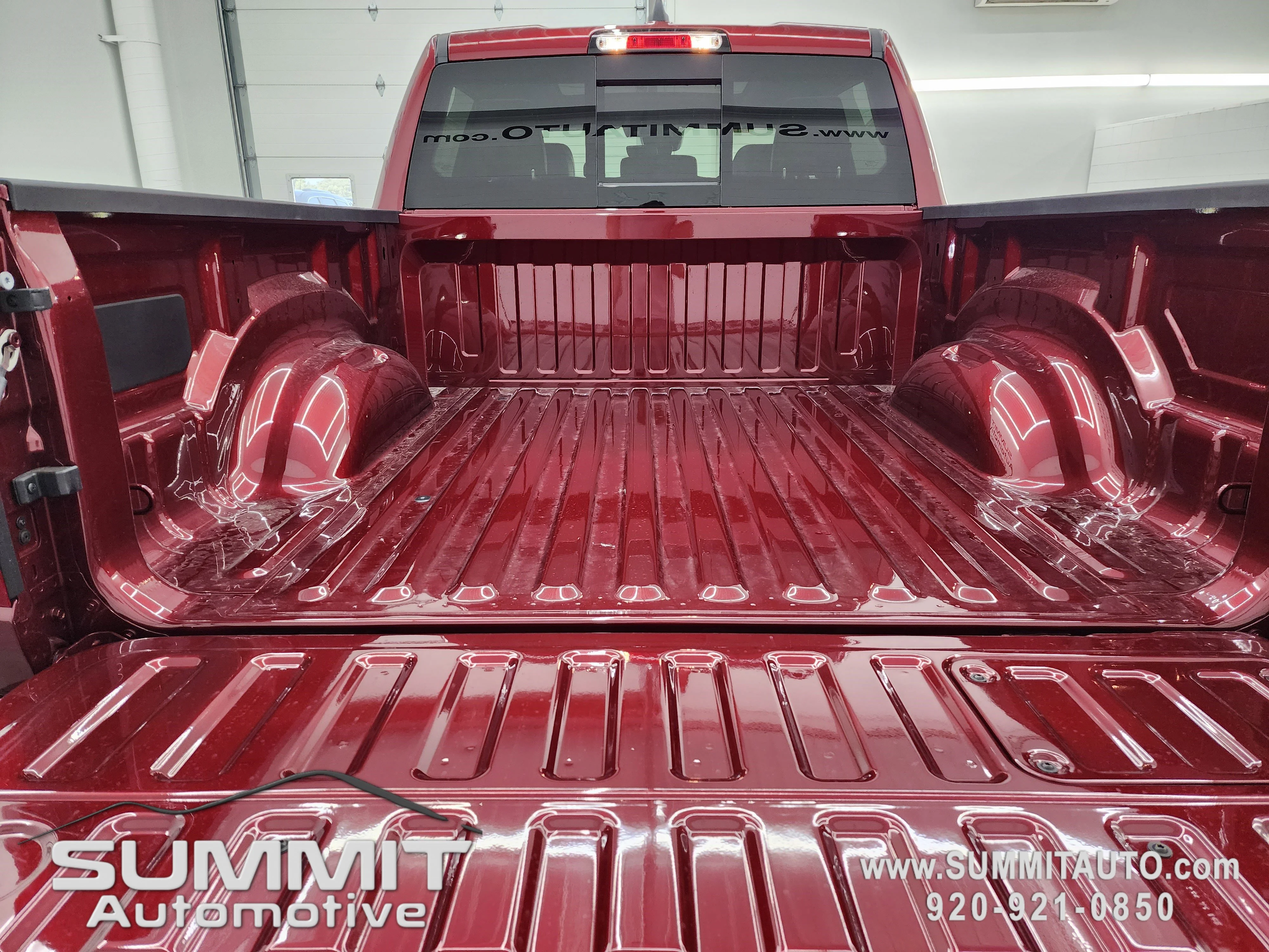 New 2026 Delmonico Red Pearl-Coat Exterior Paint RAM Laramie image 32