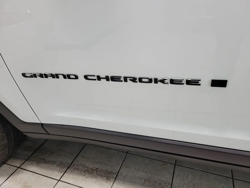 New 2025 White Jeep Limited image 11
