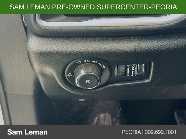 Used 2025 White Chrysler Limited image 10