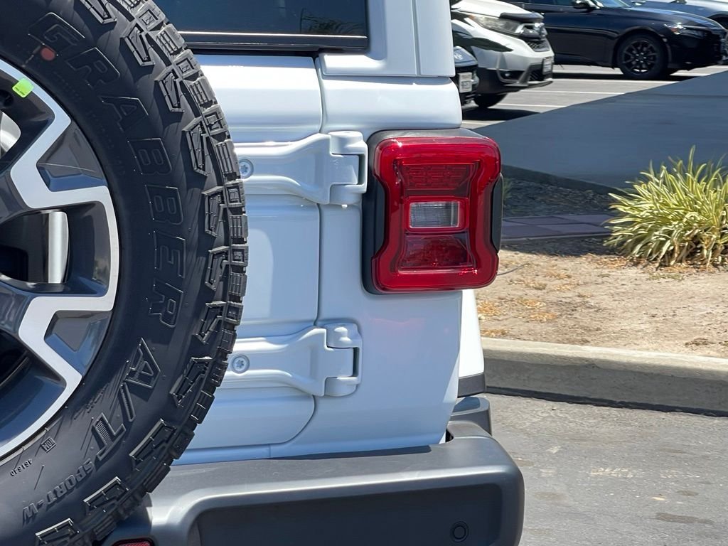 New 2026 Bright White Clear-Coat Exterior Paint Jeep Sahara image 9