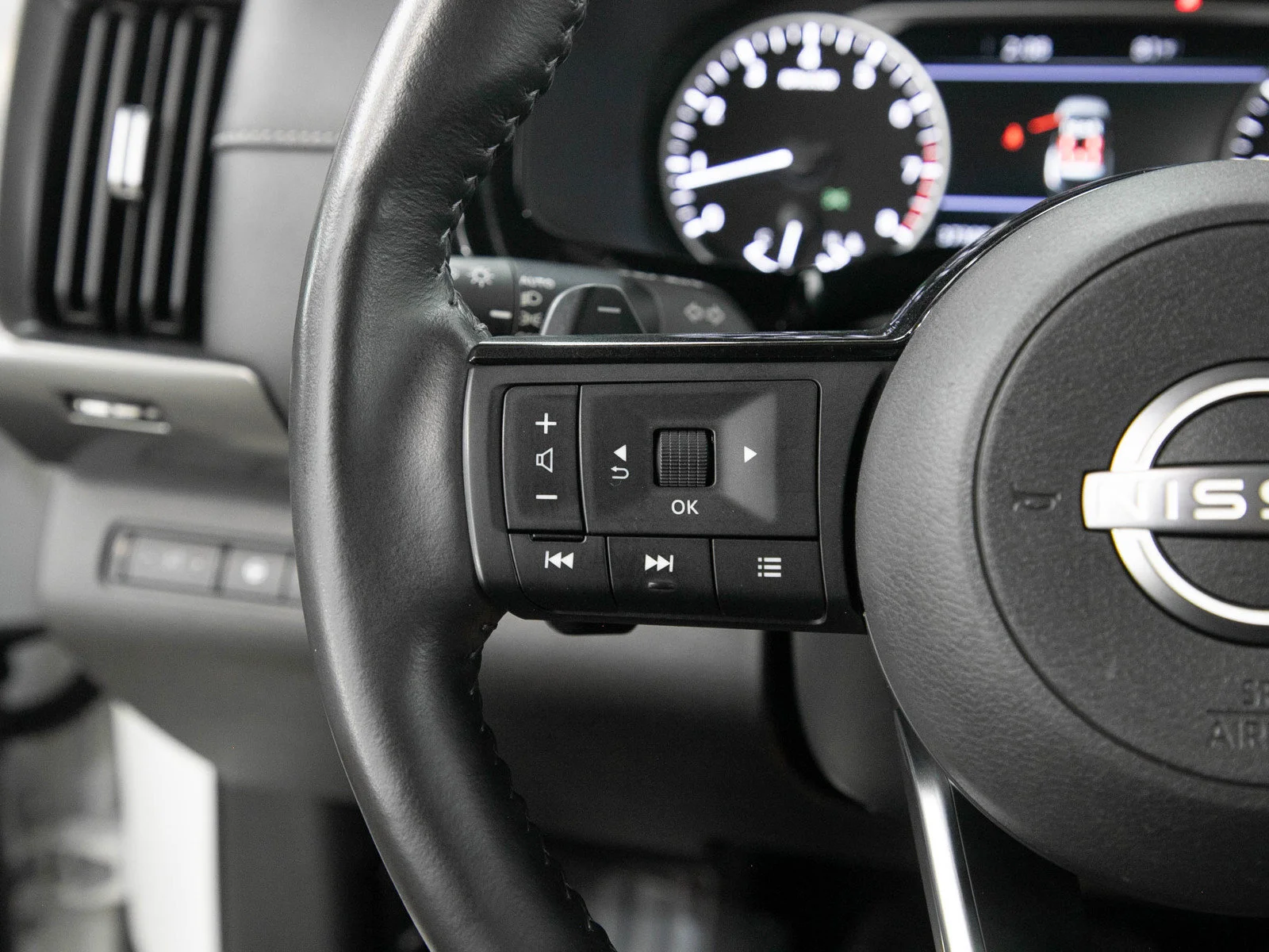 Used 2023 Pearl White Tricoat Nissan SL image 28