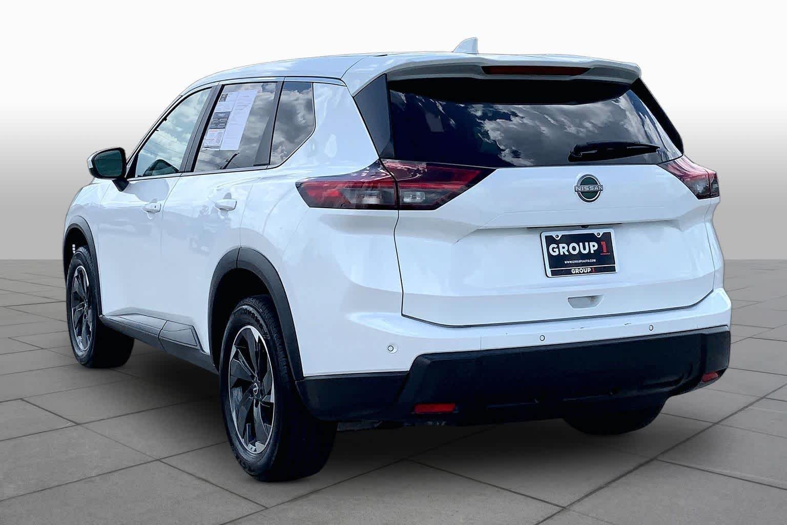 Used 2024 Everest White Pearl Nissan SV image 11