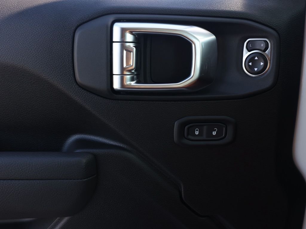 New 2026 Bright White Clear-Coat Exterior Paint Jeep Rubicon image 23