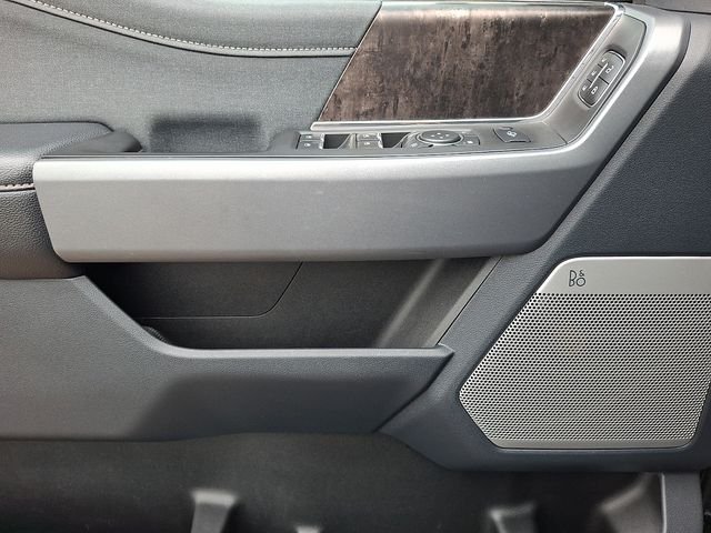 Used 2023  Ford Lariat image 12