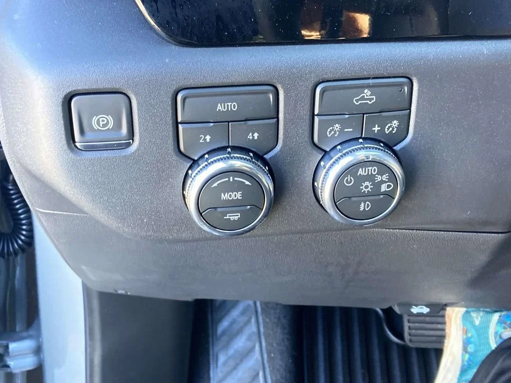 New 2026 Sterling Metallic GMC Elevation image 25