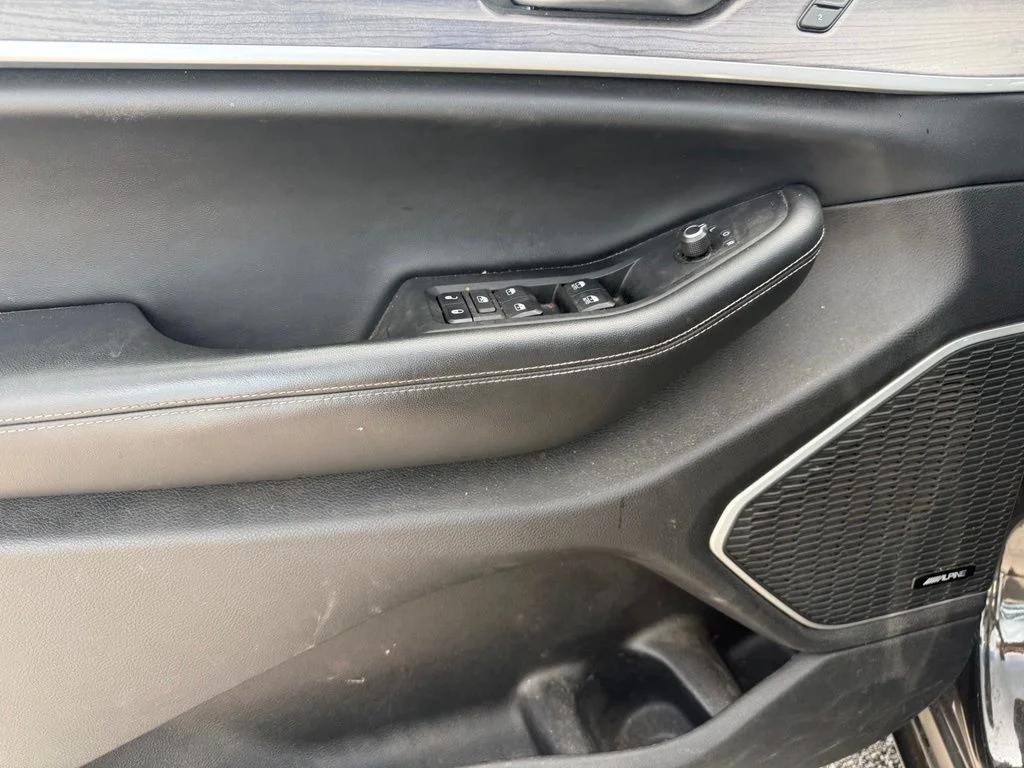 Used 2022 Gray Jeep Limited image 5