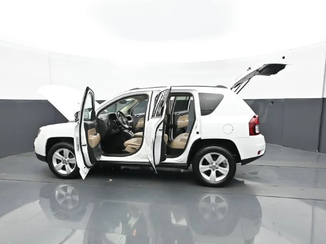 Used 2016 Bright White Clearcoat Jeep Latitude image 32