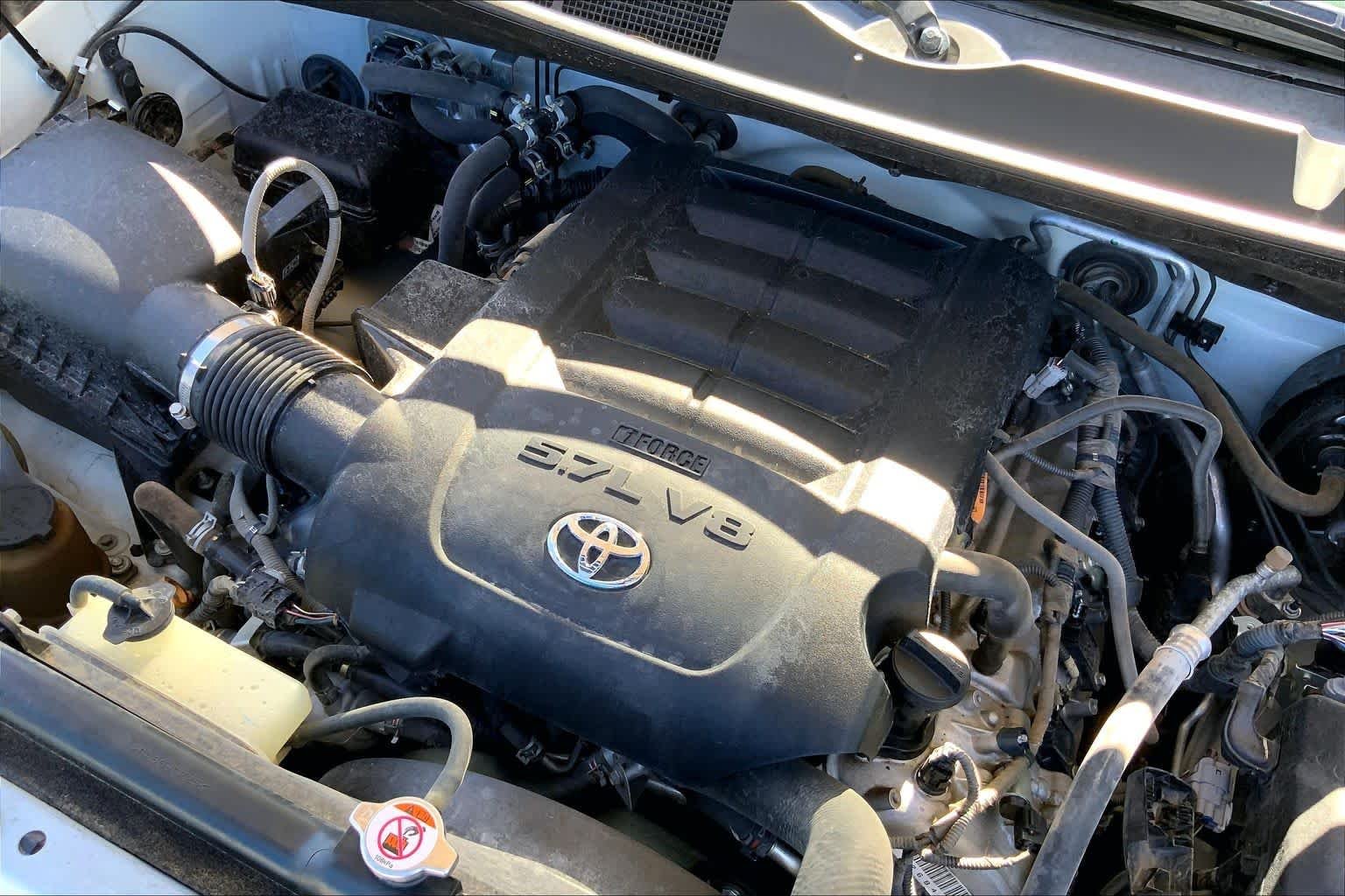 Used 2017 Blizzard Pearl Toyota Platinum image 33