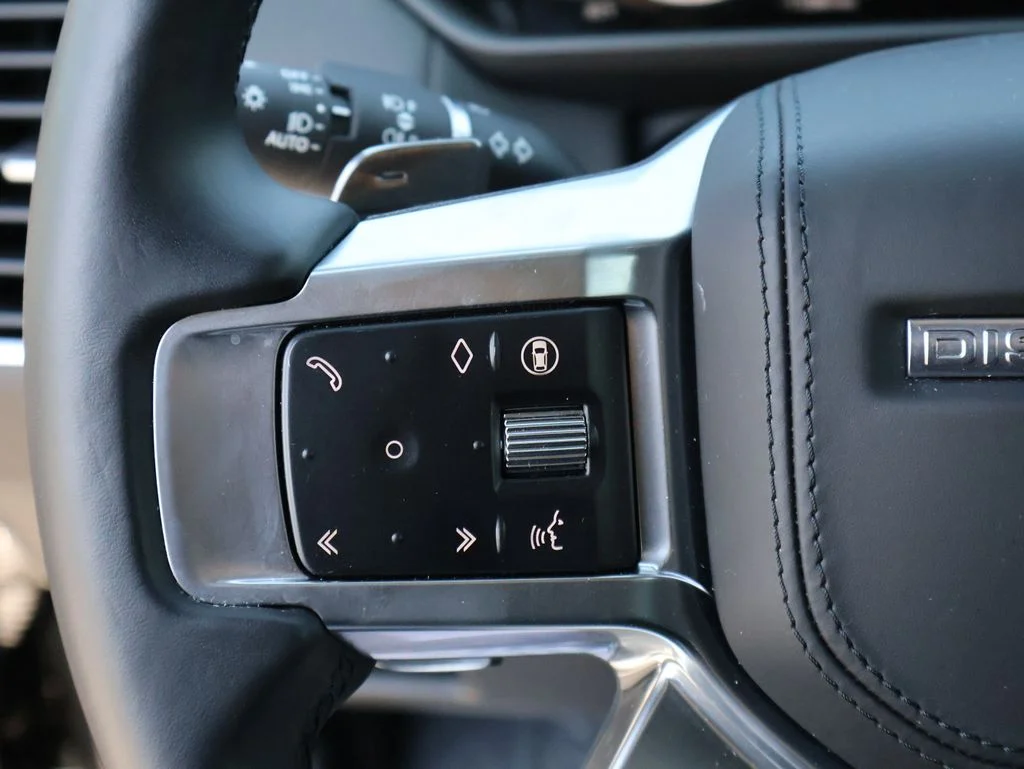 Used 2025 Santorini Black Metallic Land Rover Metropolitan Edition image 31