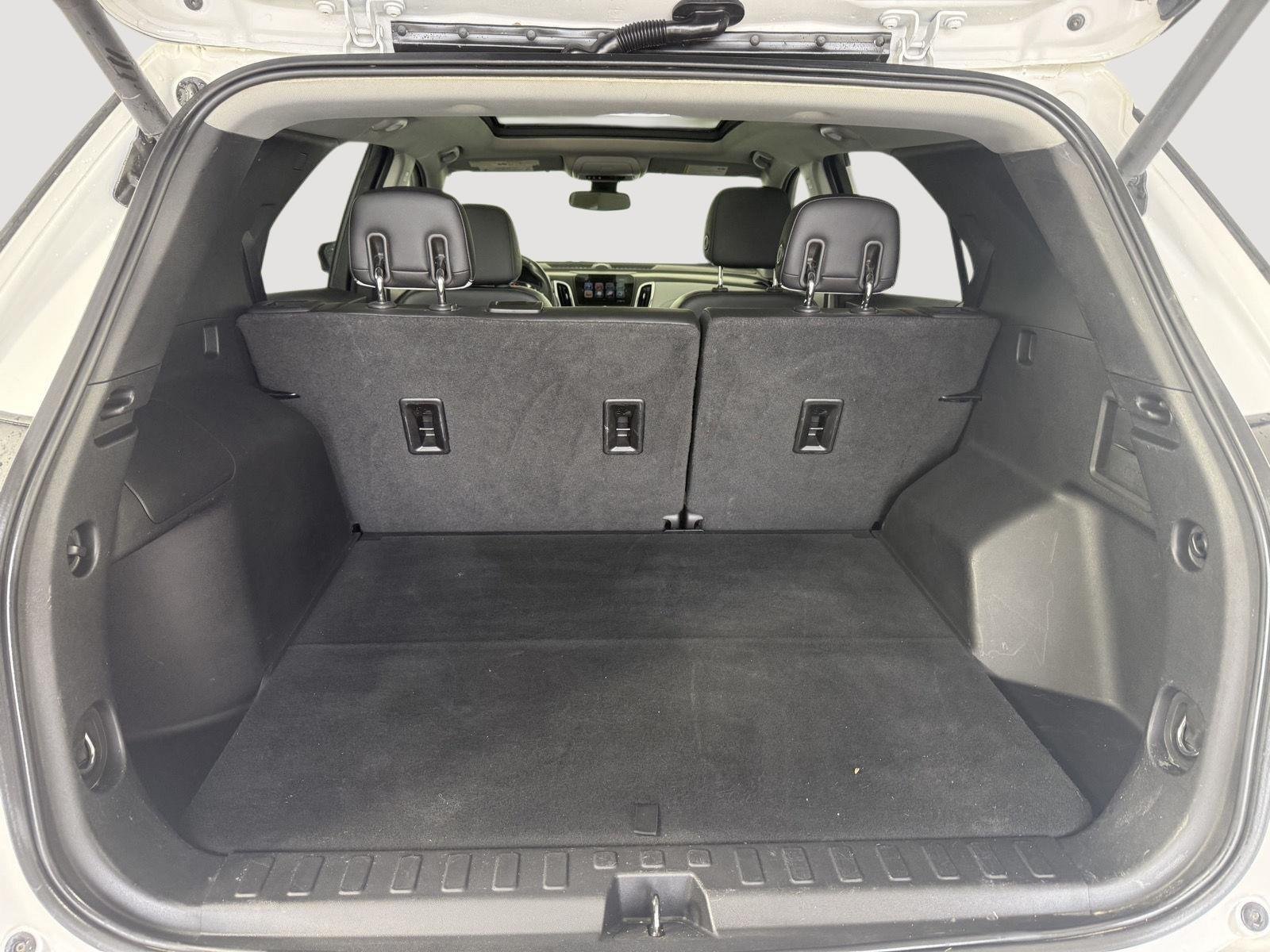 Used 2018 Iridescent Pearl Tricoat Chevrolet Premier image 11