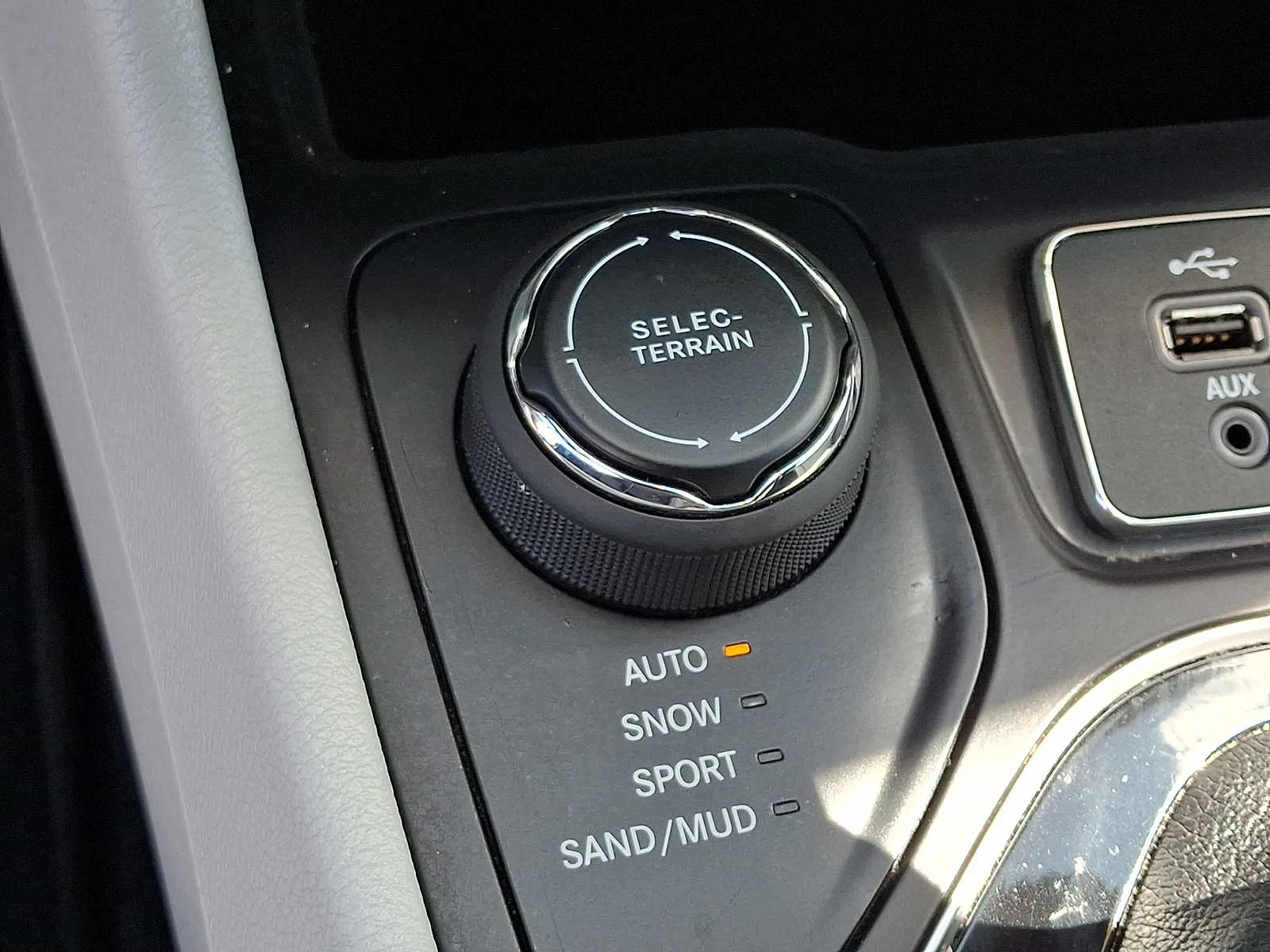 Used 2019 Granite Crystal Clearcoat Metallic Jeep Limited image 24