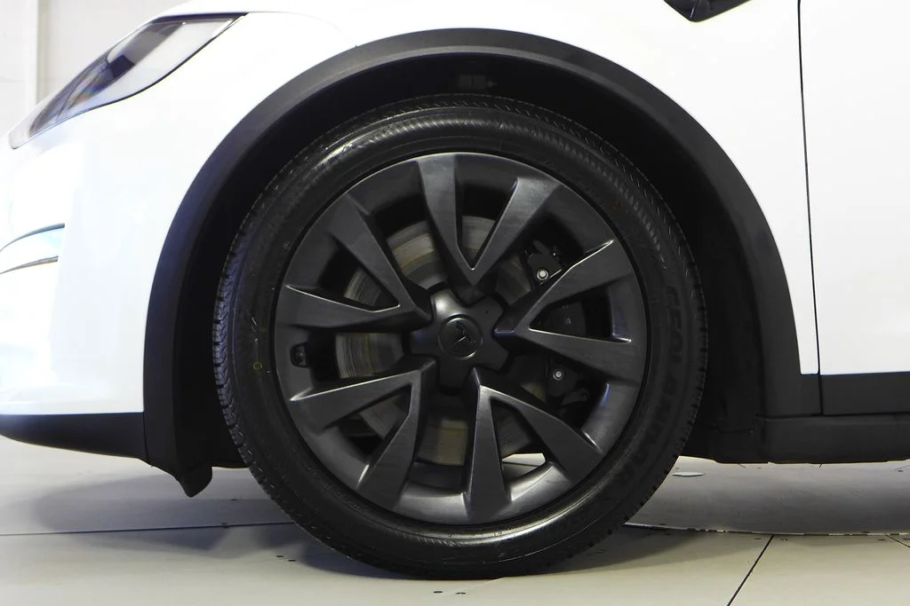 Used 2024  Tesla Base image 5