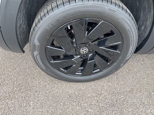 New 2026 Silver Mist Volkswagen 2.0T SE w/Technology image 2