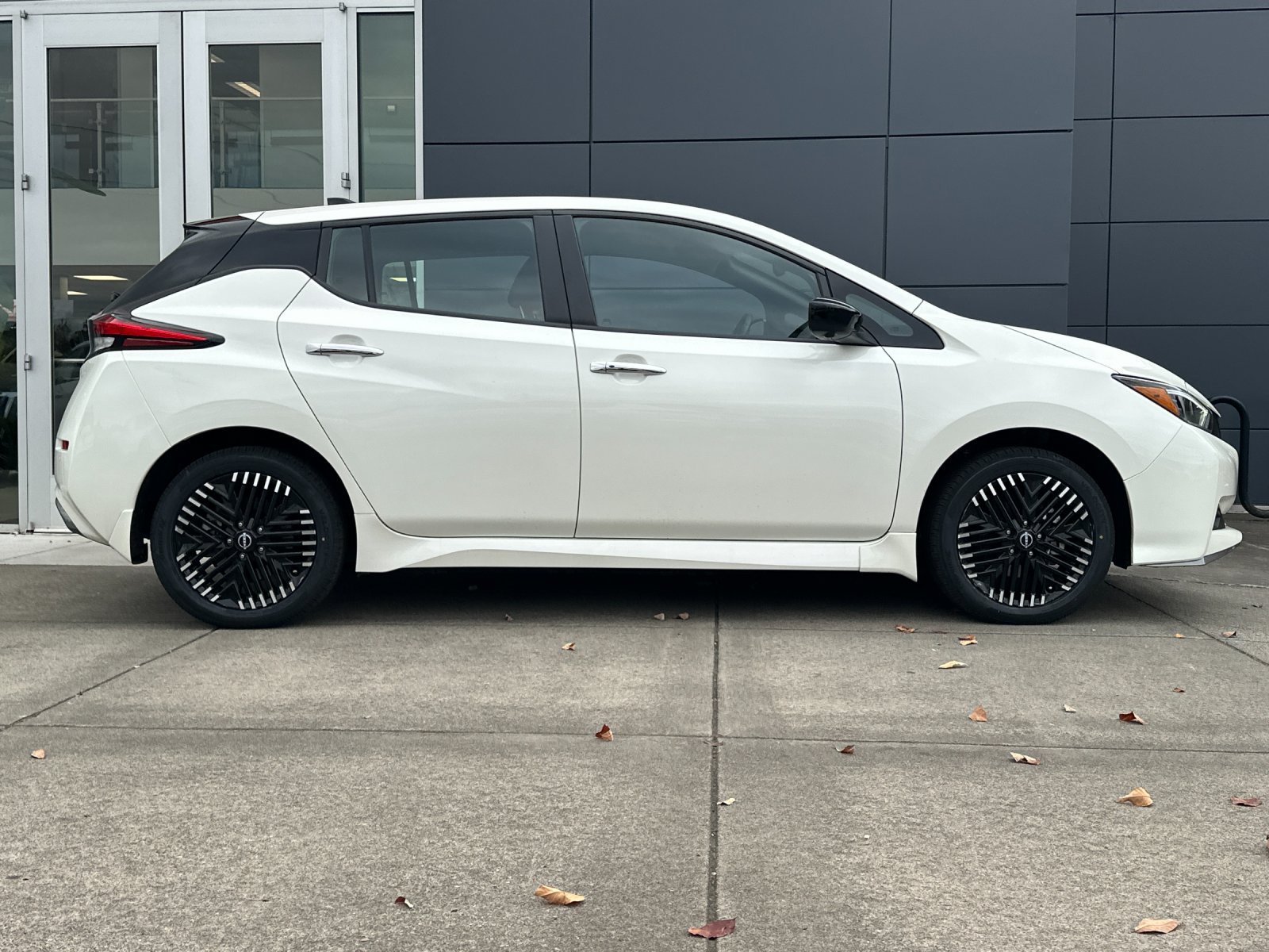 Used 2025 Super Black/Pearl White Nissan SV Plus image 2