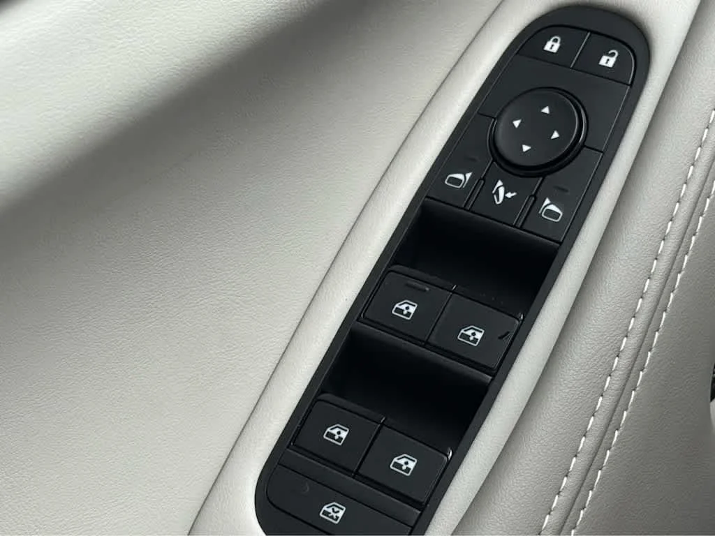 New 2027 RADIANT WHITE INFINITI Luxe AWD image 17