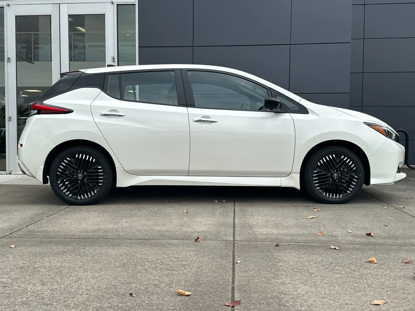 Used 2025 Super Black/Pearl White Nissan SV Plus image 2