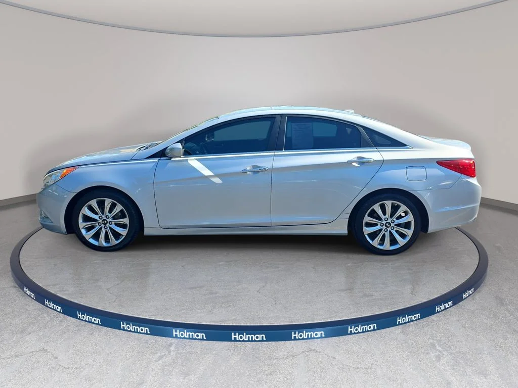 Used 2011 Silver Hyundai SE image 9