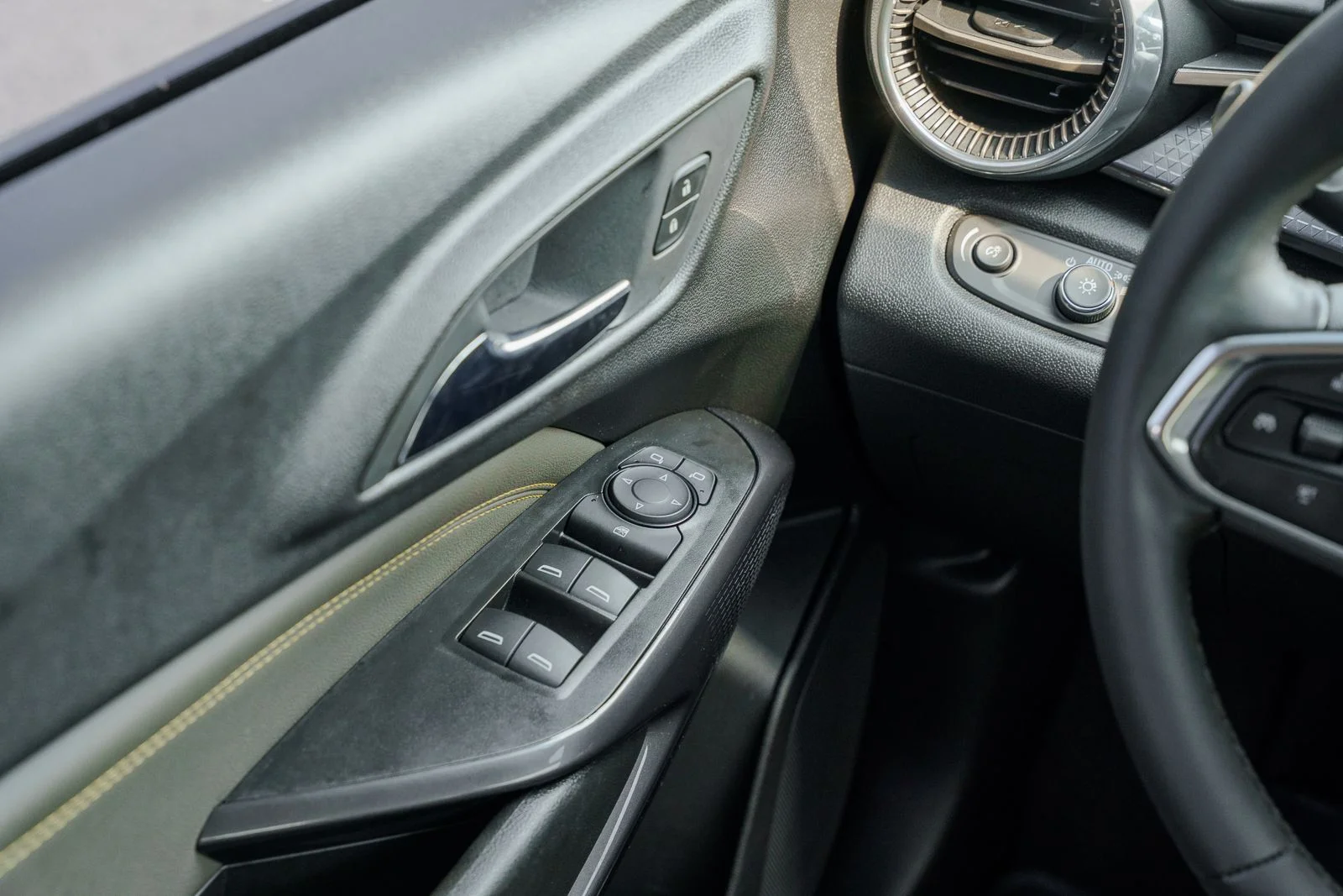 Used 2025 Gray Chevrolet ACTIV image 26