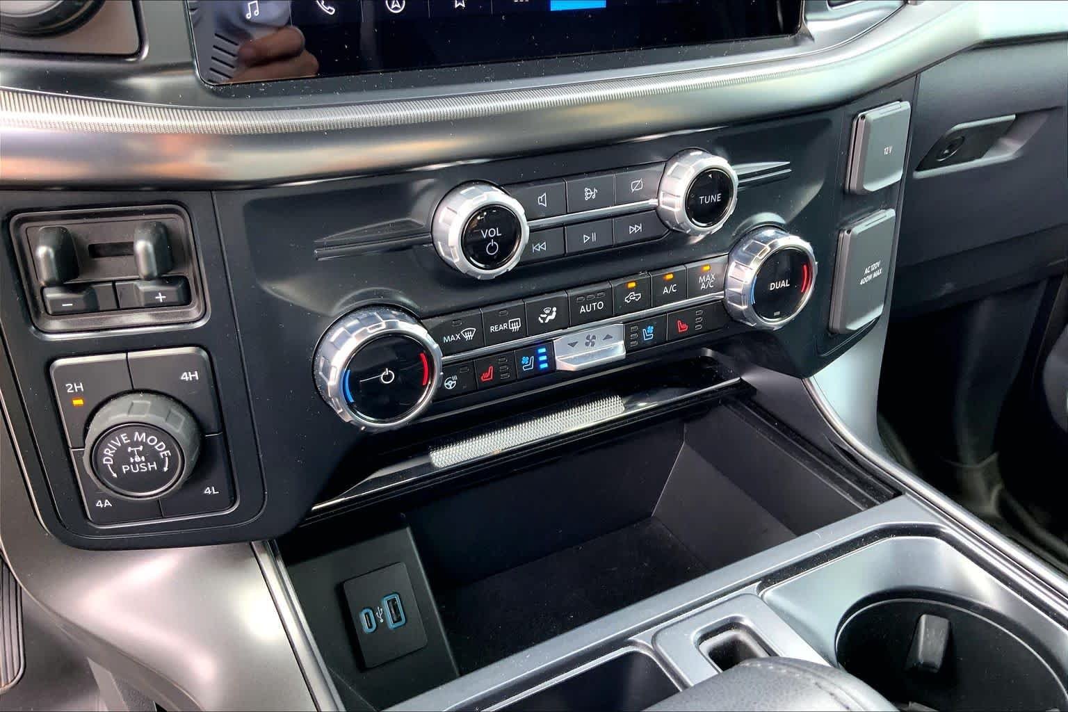 Used 2024 Iconic Silver Metallic Ford LARIAT image 31