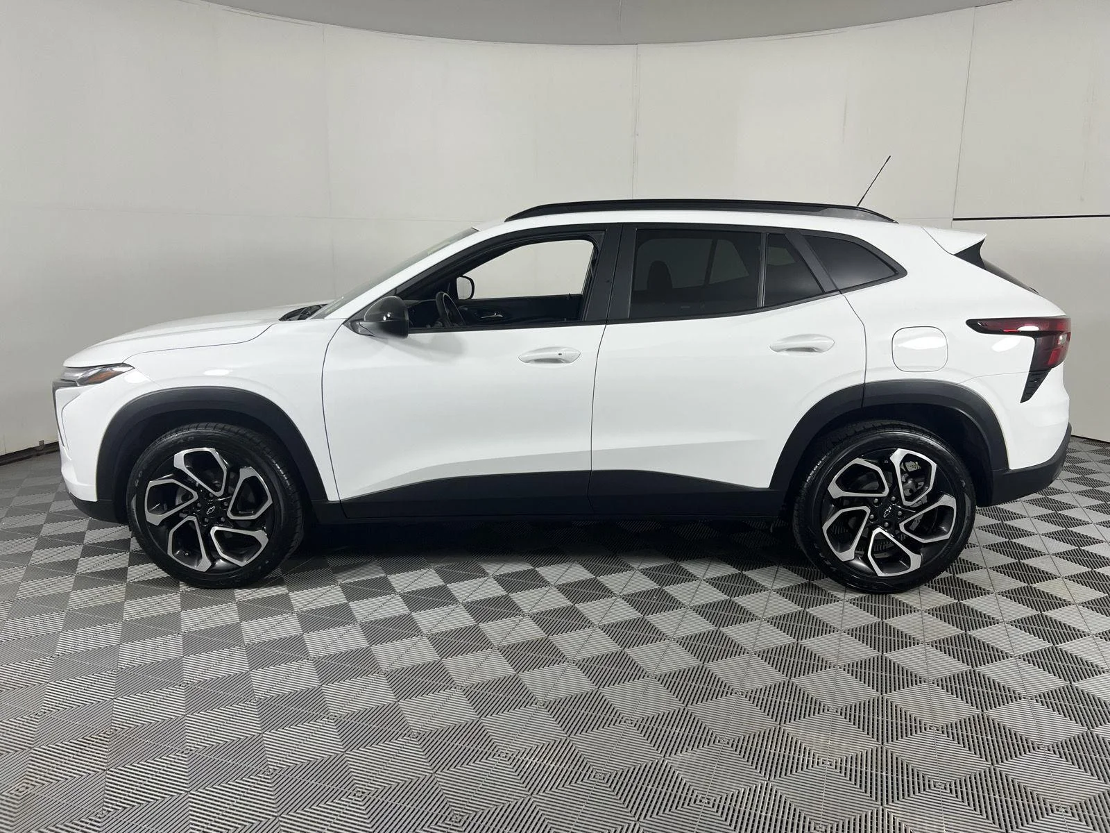 Used 2024 Summit White Chevrolet 2RS image 9