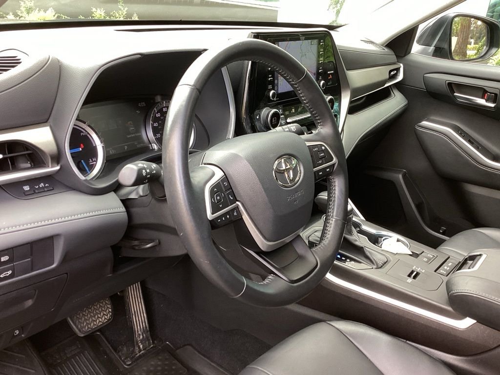 Used 2022  Toyota XLE image 10