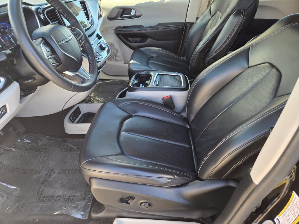Used 2023 Black Chrysler Touring L image 15