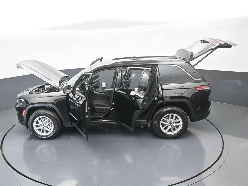 New 2026 Diamond Black Crystal Pearl-Coat Exterior Paint Jeep Laredo X image 63