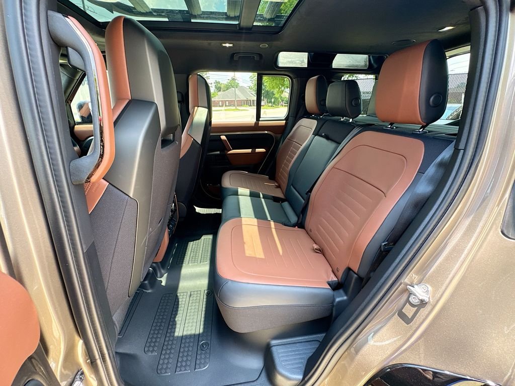 Used 2025  Land Rover OCTA image 31