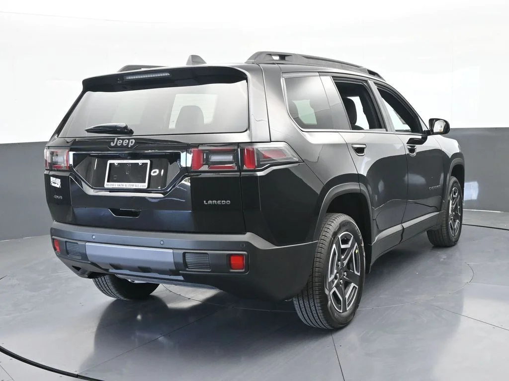New 2026 Diamond Black Crystal Pearl-Coat Exterior Paint Jeep Laredo image 5