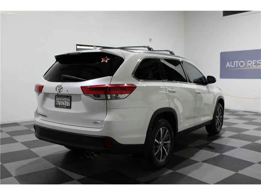 Used 2019 White Toyota XLE Sport Utility 4D image 4