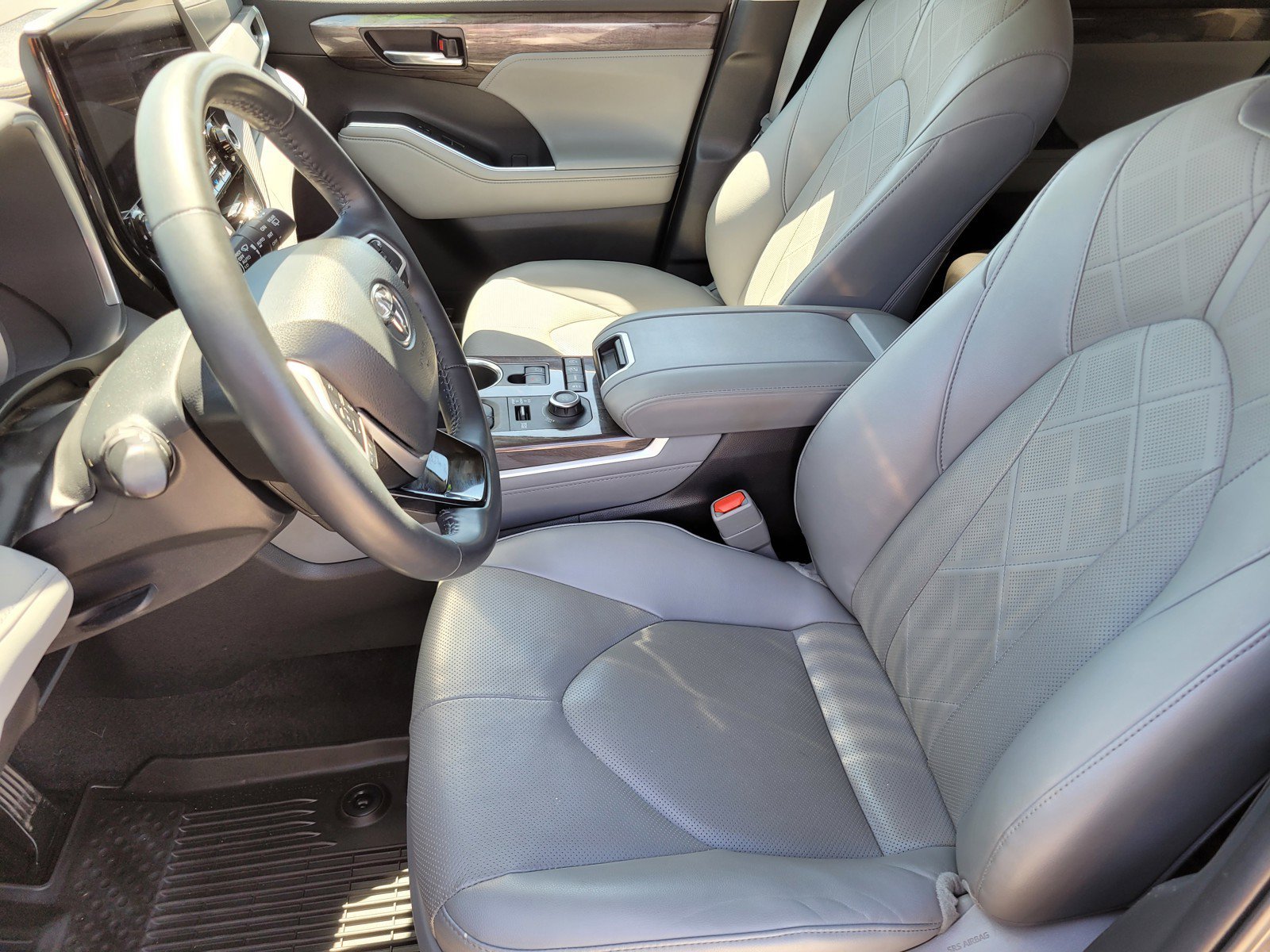 Used 2022  Toyota Platinum image 17