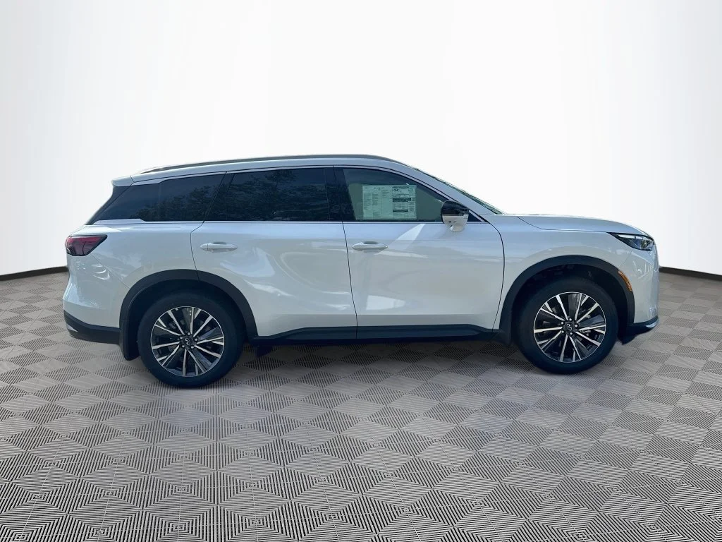 New 2027 RADIANT WHITE INFINITI Luxe FWD image 4