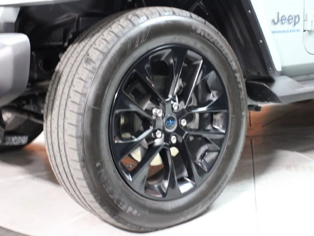 Used 2024 Earl Clearcoat Jeep Sahara 4xe image 28