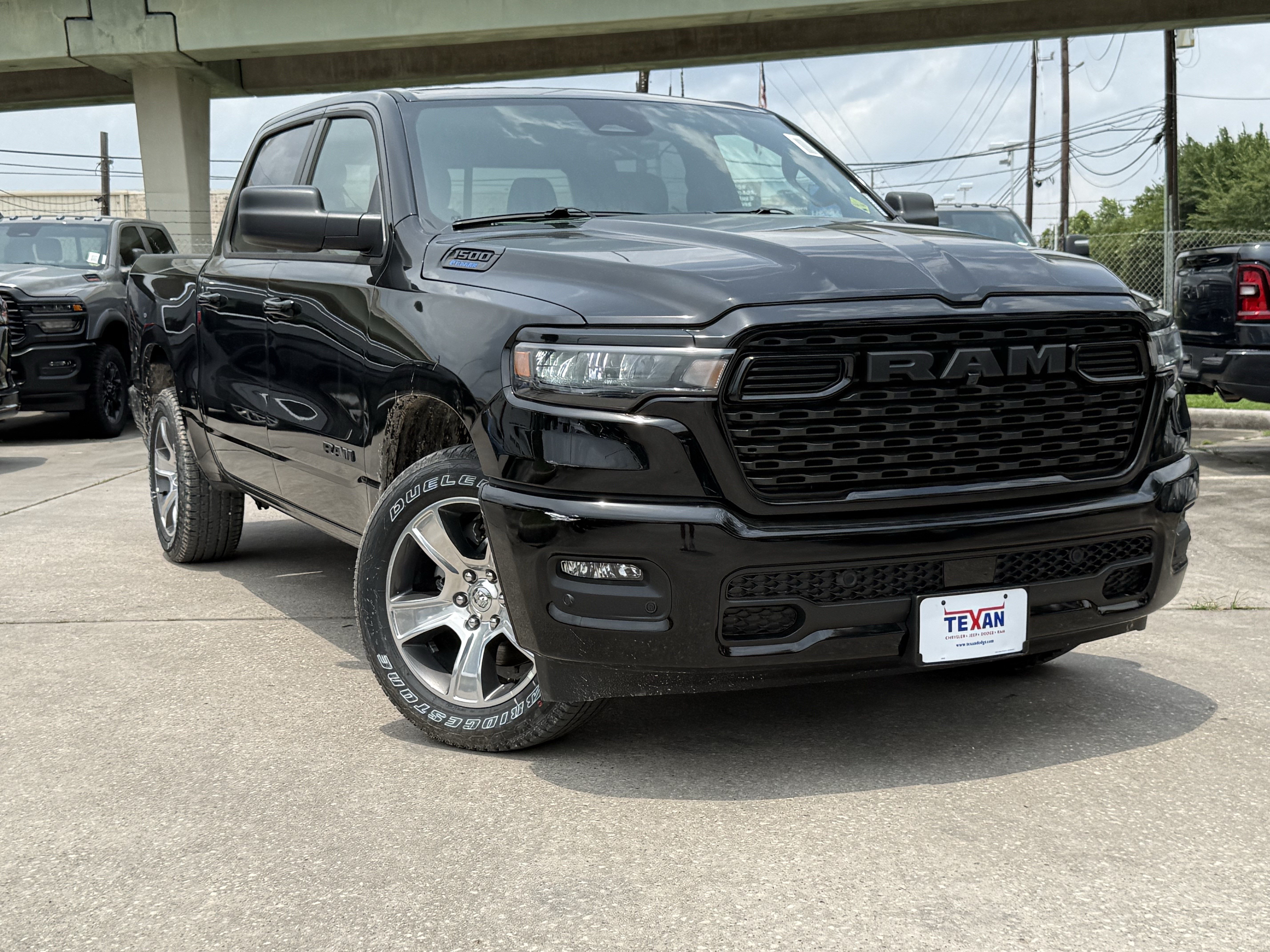 New 2026 Diamond Black Crystal Pearl-Coat Exterior Paint RAM Express image 2