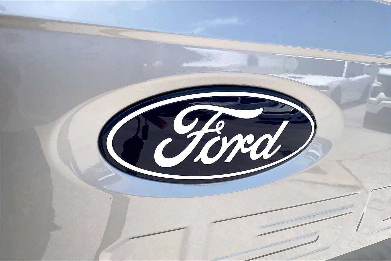 Used 2024 Iconic Silver Ford LARIAT image 30