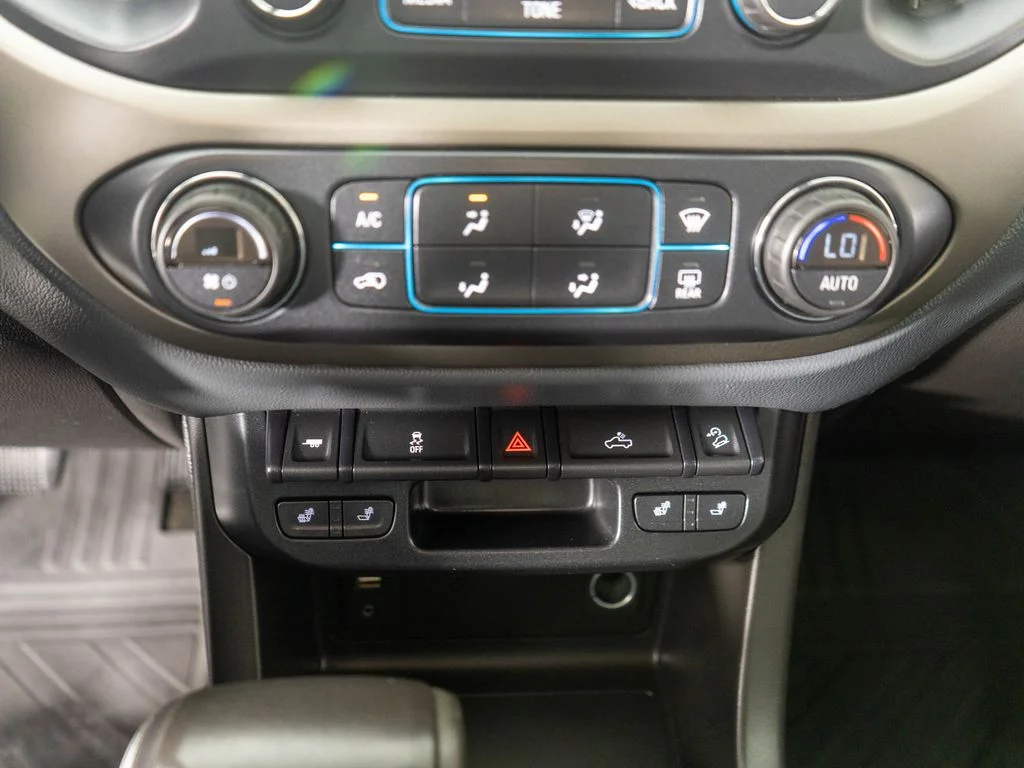 Used 2015 White Chevrolet Z71 image 19