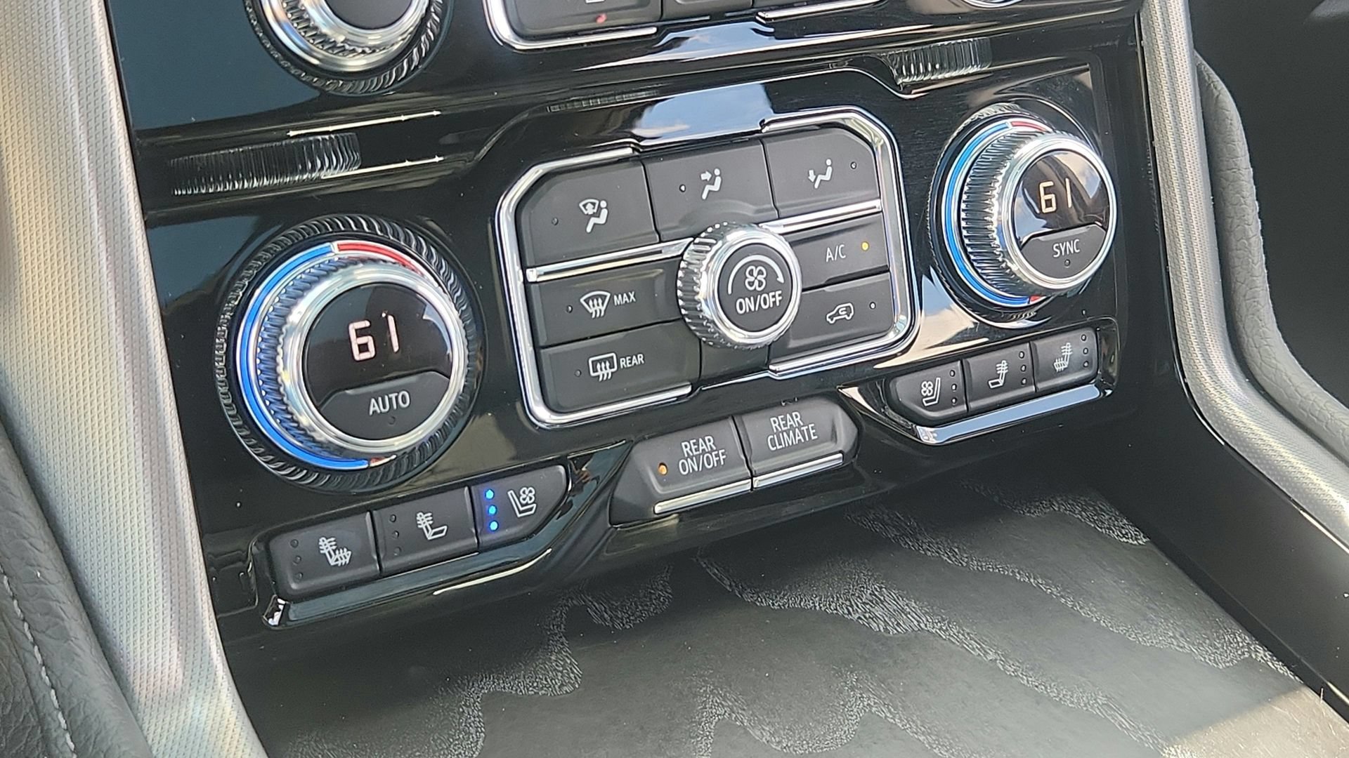 Used 2022 White Frost Tricoat GMC Denali image 19