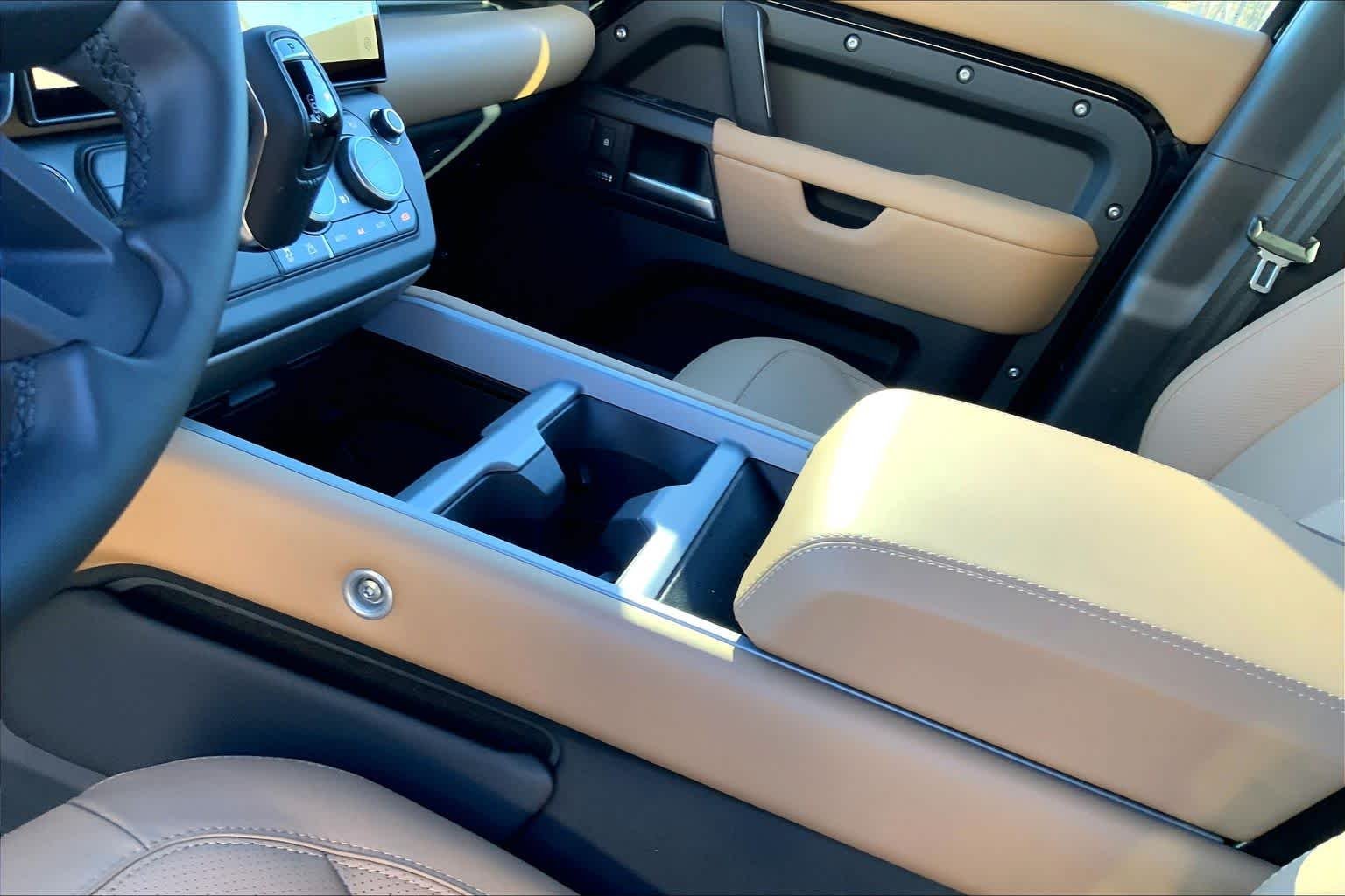 2026 Land Rover Defender V8 - Photo 10