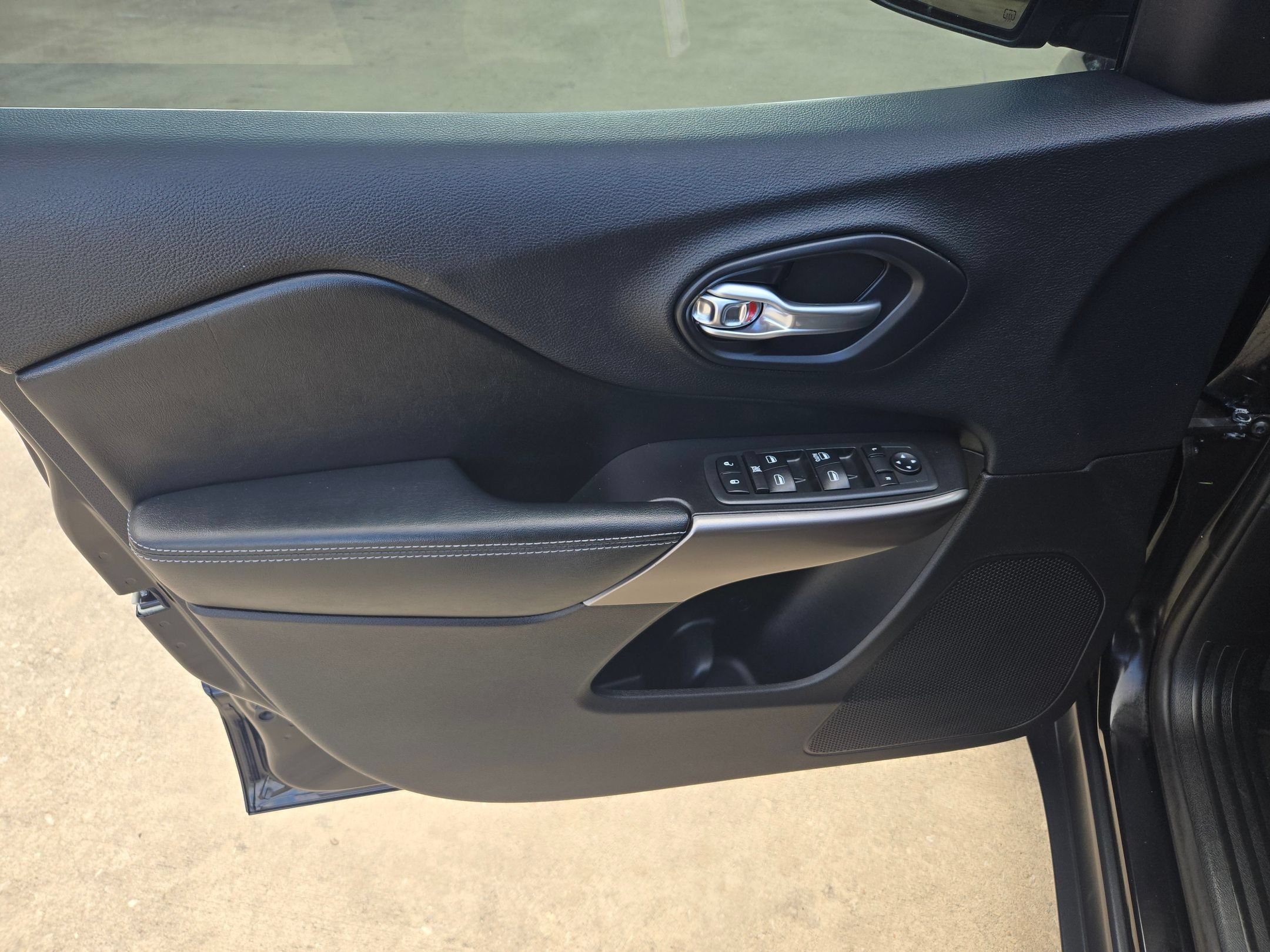 Used 2019 Diamond Black Crystal Pearlcoat Jeep Latitude image 11