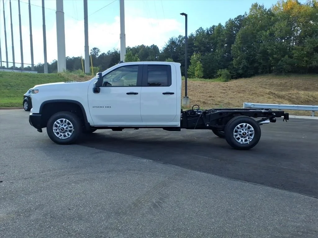 New 2026 Summit White Chevrolet WT image 28