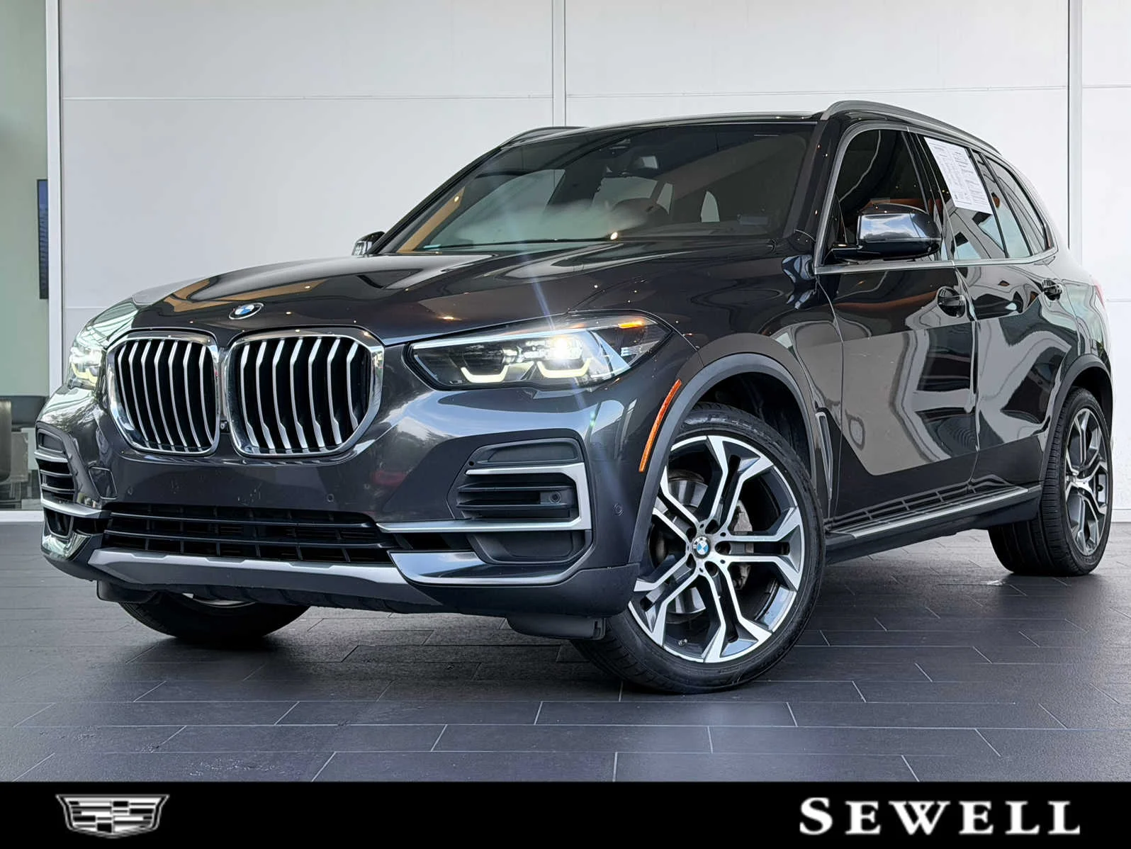 Used 2022  BMW sDrive40i image 1