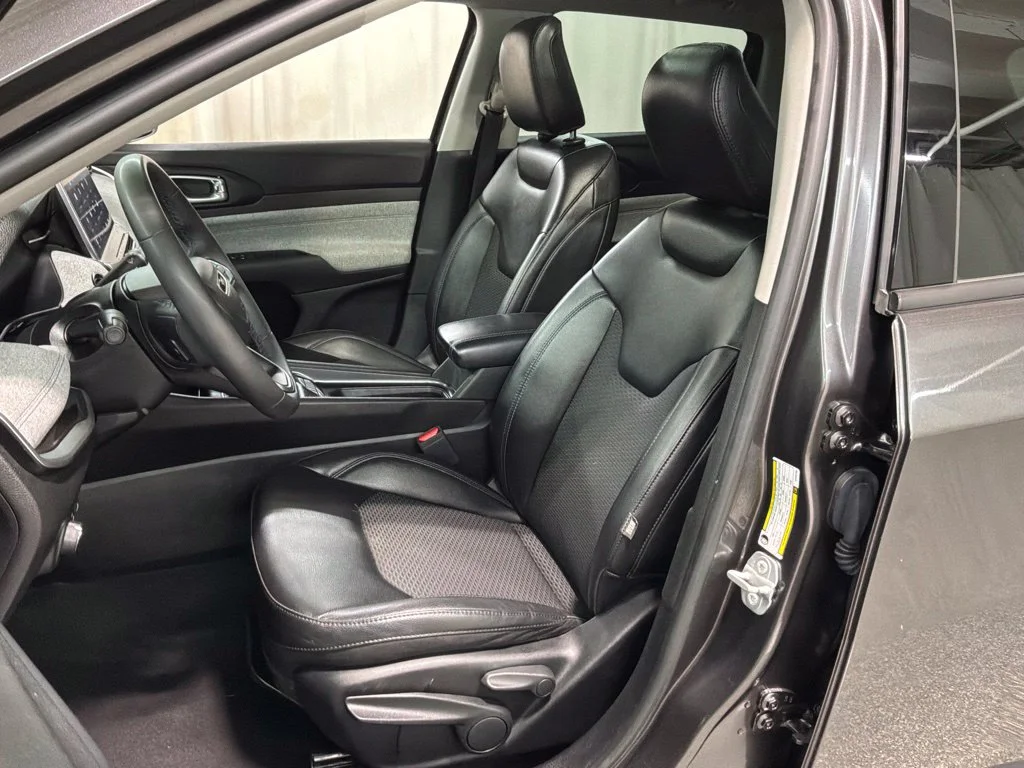 Used 2022 Crystal Metallic Jeep Latitude image 20