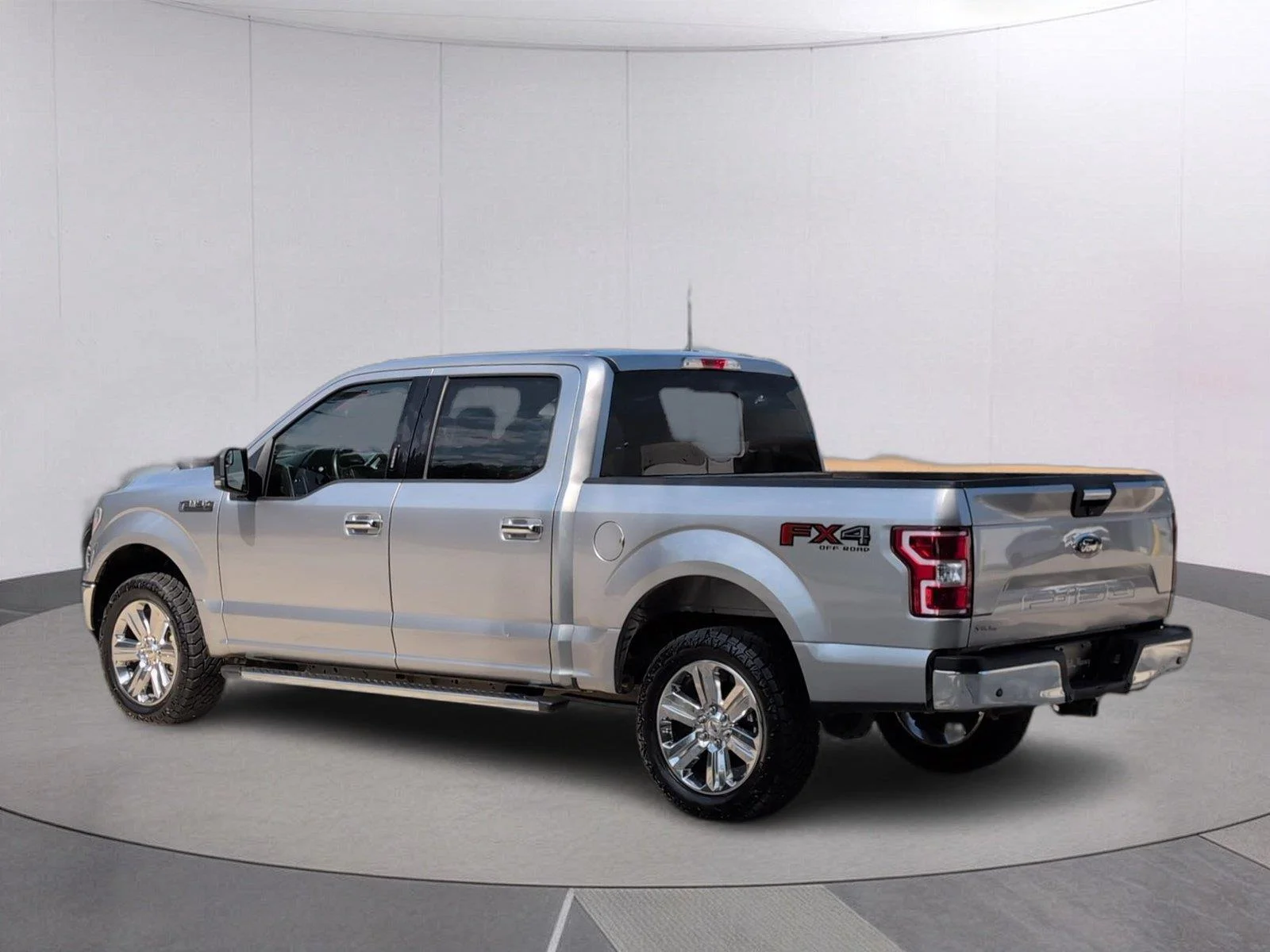 Used 2020 Iconic Silver Ford XLT image 3